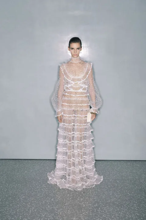 Η συλλογή Valentino Pre-Fall 2024 του Pierpaolo Piccioli είναι η αναζήτηση για χάρη και ευγένεια