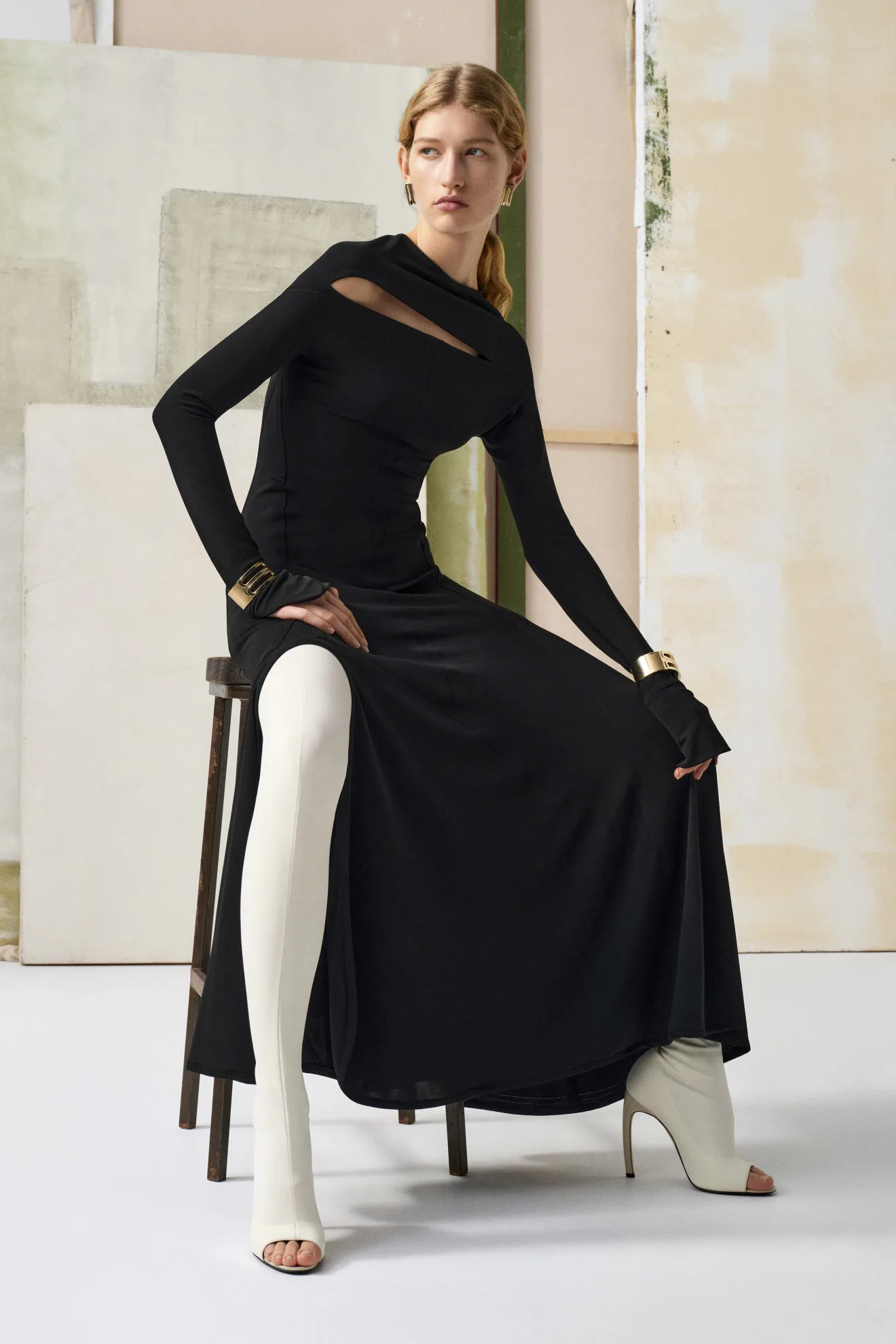 Η Pre-Fall 2024 της Victoria Beckham διαθέτει δυναμικές και ακομπλεξάριστες σιλουέτες