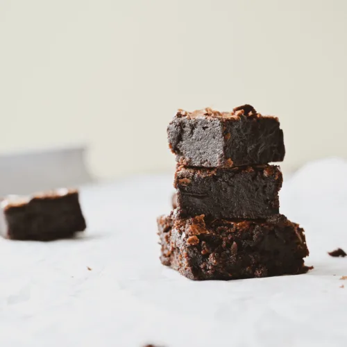 Φτιάξε το πιο ζουμερό brownies με σοκολάτα που λιώνει εσωτερικά με 2 μόνο υλικά