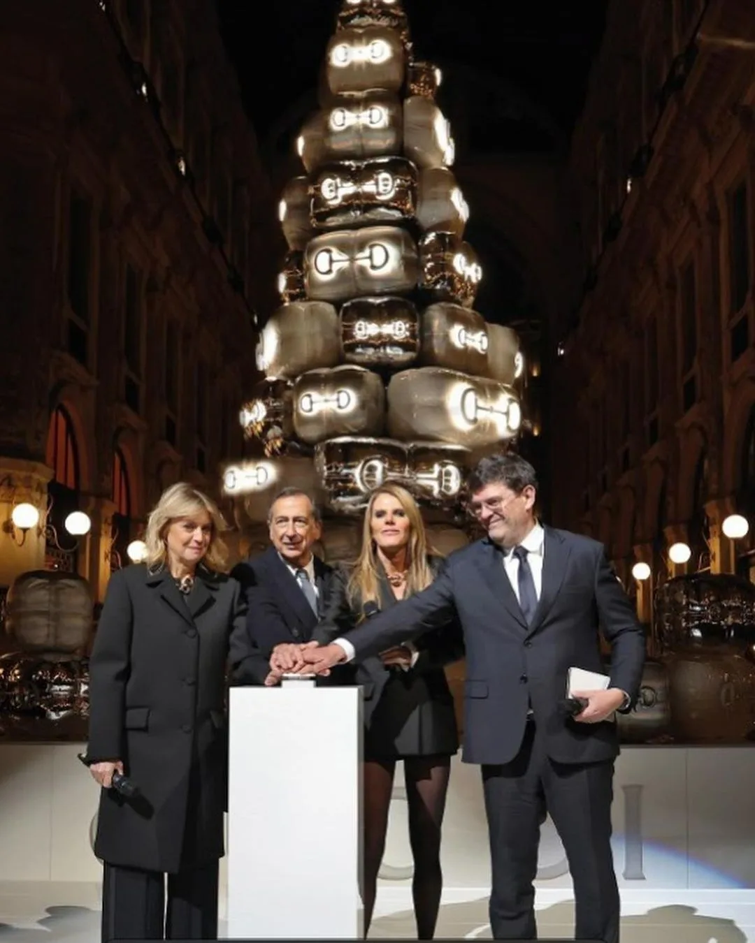 Το iconic δέντρο από κουτιά της Gucci που στολίζει την Galleria Vittorio Emanuele II στο Μιλάνο