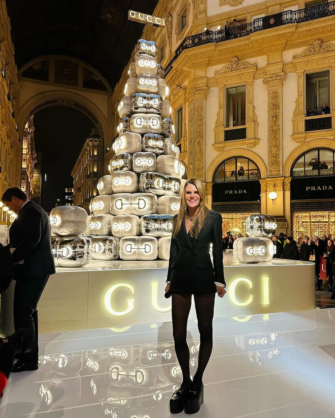 Το iconic δέντρο από κουτιά της Gucci που στολίζει την Galleria Vittorio Emanuele II στο Μιλάνο