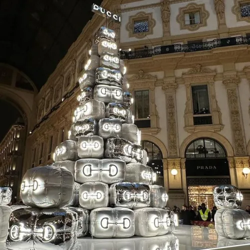 Το iconic δέντρο από κουτιά της Gucci που στολίζει την Galleria Vittorio Emanuele II στο Μιλάνο