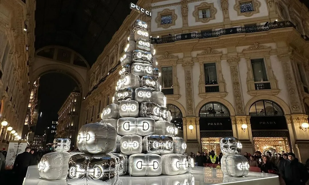 Το iconic δέντρο από κουτιά της Gucci που στολίζει την Galleria Vittorio Emanuele II στο Μιλάνο