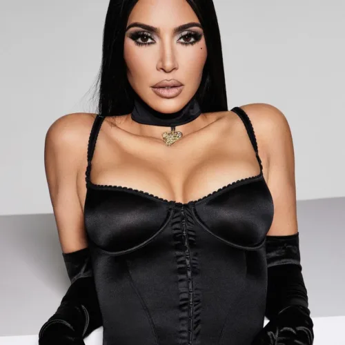 Η νέα συλλογή της Kim Kardashian για τη Skims έχει μια πιο naughty διάθεση