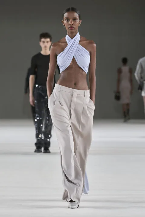  Draped top: Η τάση που ενισχύει όλα τα σχήματα σώματος