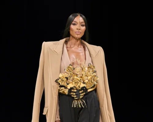 Η dramatic εμφάνιση της Naomi Campbell στο ανδρικό show του Balmain συνδύασε την τέχνη με τη μόδα