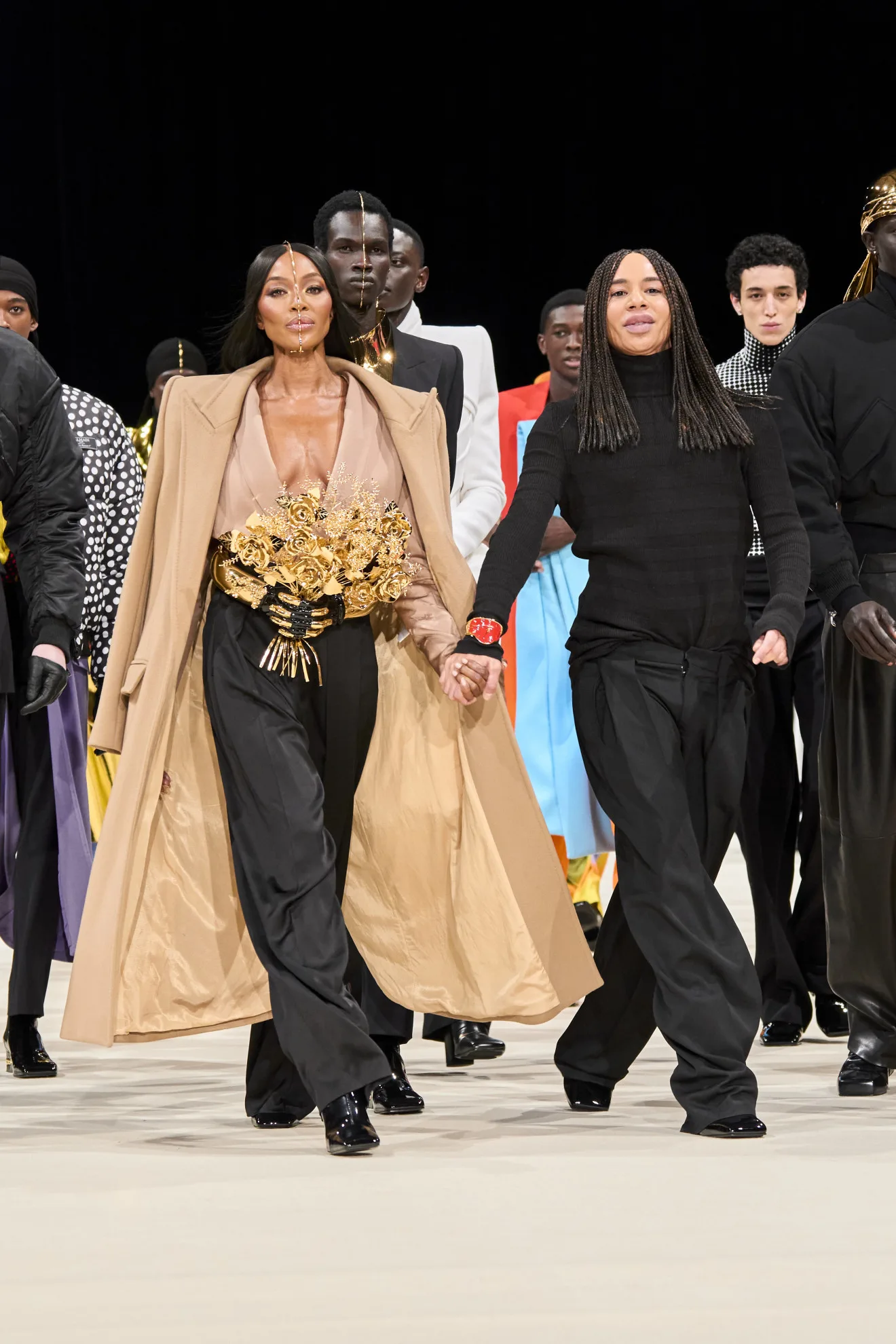 Η dramatic εμφάνιση της Naomi Campbell στο ανδρικό show του Balmain συνδύασε την τέχνη με τη μόδα