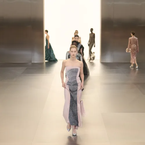 Fendi Couture S'24: Η φουτουριστική προσέγγιση του Kim Jones απέδωσε ρεαλιστικά και κομψά ρούχα