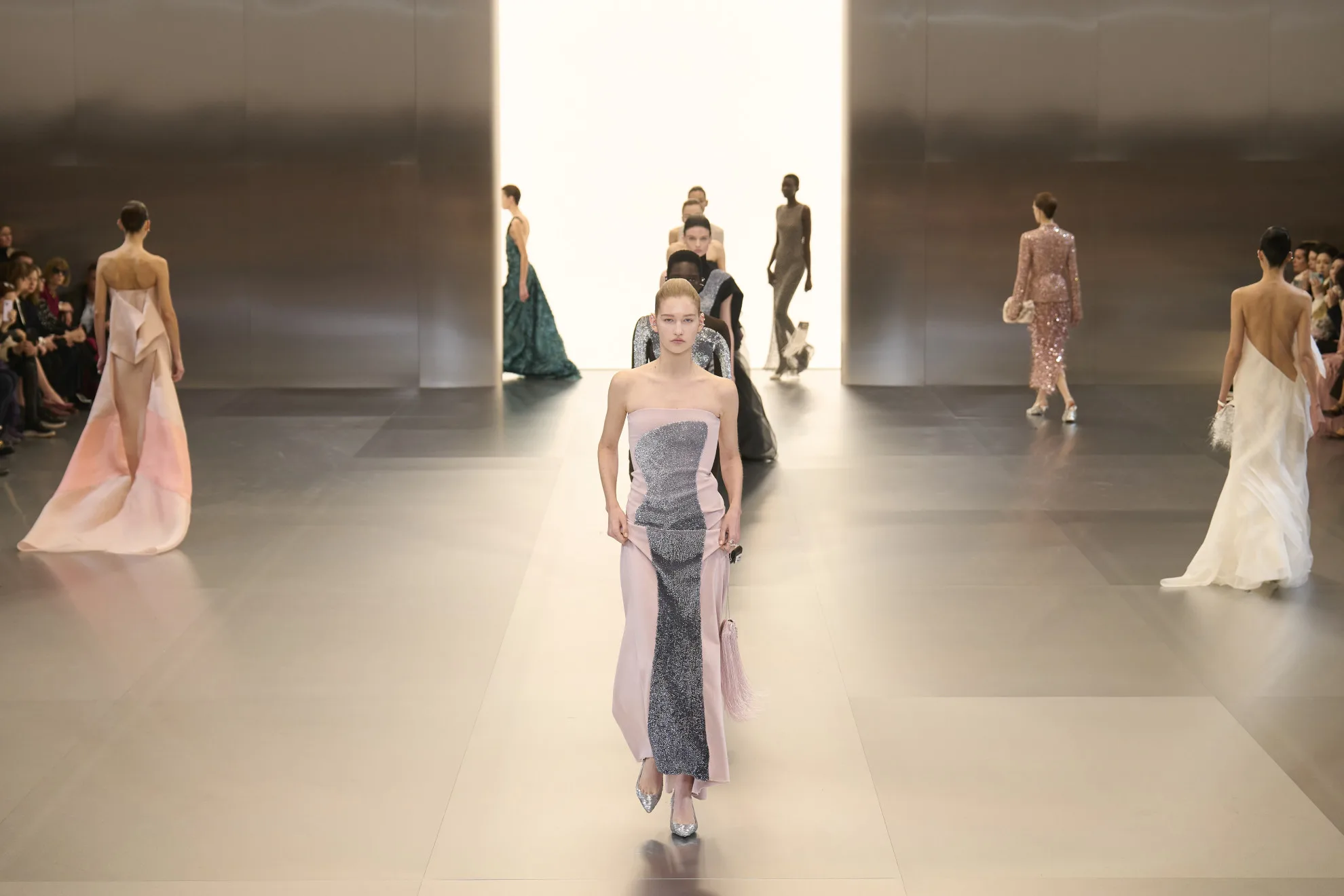 Fendi Couture S'24: Η φουτουριστική προσέγγιση του Kim Jones απέδωσε ρεαλιστικά και κομψά ρούχα