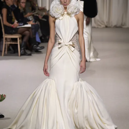 Giambattista Valli Haute Couture '24: Μια ονειρική συλλογή γεμάτη λουλούδια