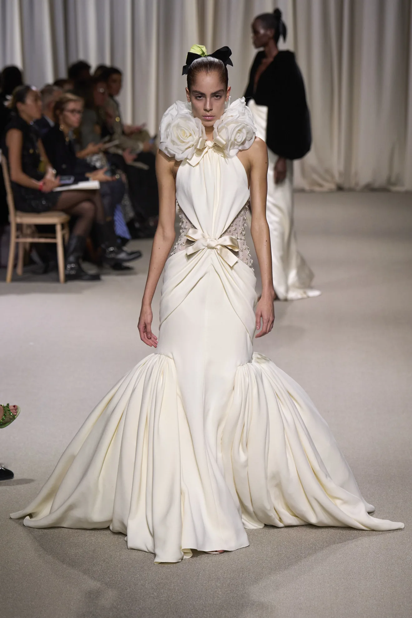 Giambattista Valli Haute Couture '24: Μια ονειρική συλλογή γεμάτη λουλούδια