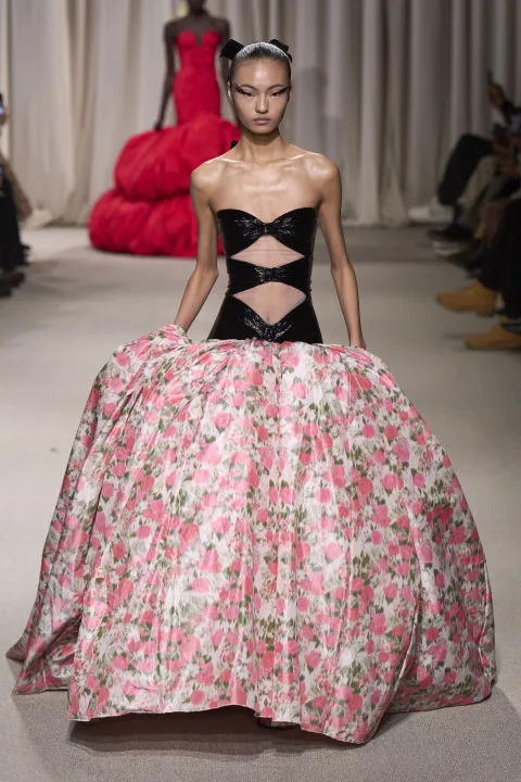  Giambattista Valli Haute Couture '24: Μια ονειρική συλλογή γεμάτη λουλούδια