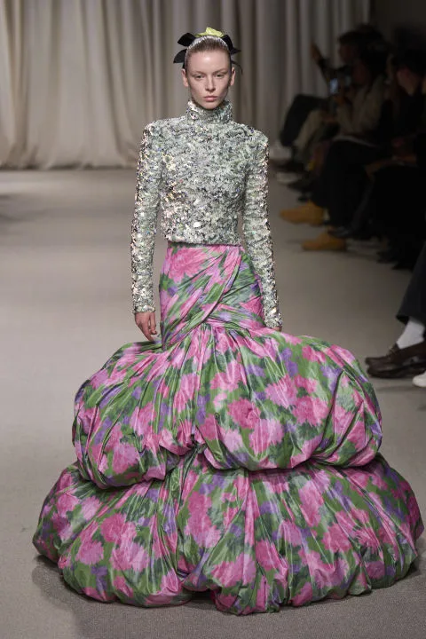  Giambattista Valli Haute Couture '24: Μια ονειρική συλλογή γεμάτη λουλούδια