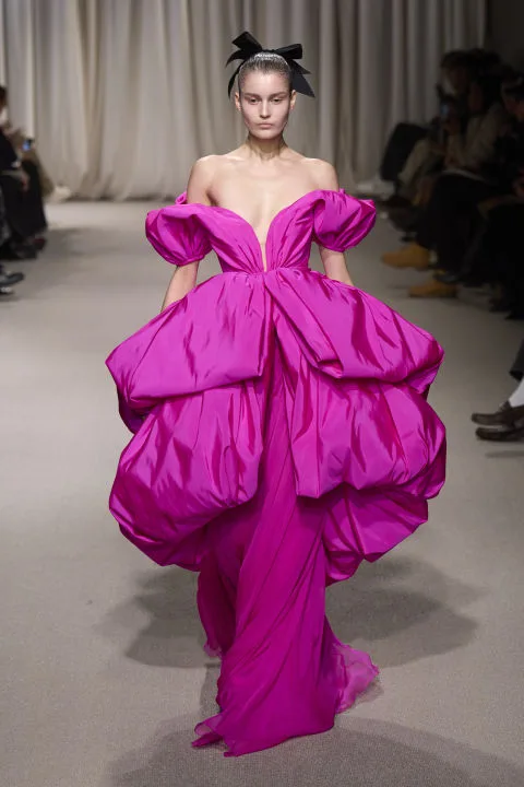  Giambattista Valli Haute Couture '24: Μια ονειρική συλλογή γεμάτη λουλούδια