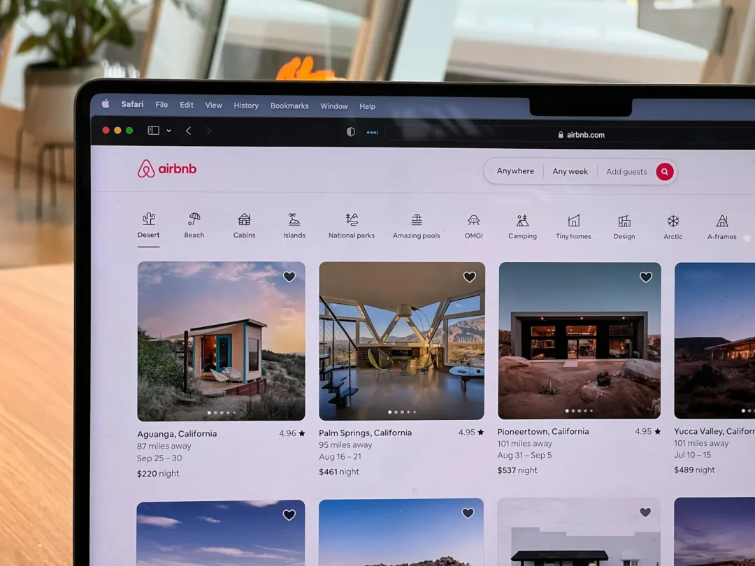 Airbnb red alert: Πώς να αποφύγεις τις παγίδες και να σε προστατέψεις από τυχόν απάτες