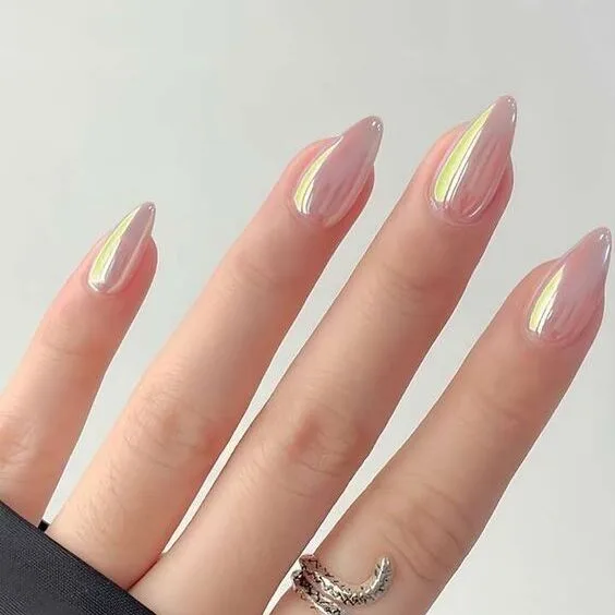 Aurora Nails: Τα ιριδίζοντα νύχια που μοιάζουν με τις αντανακλάσεις του Βόρειου Σέλας