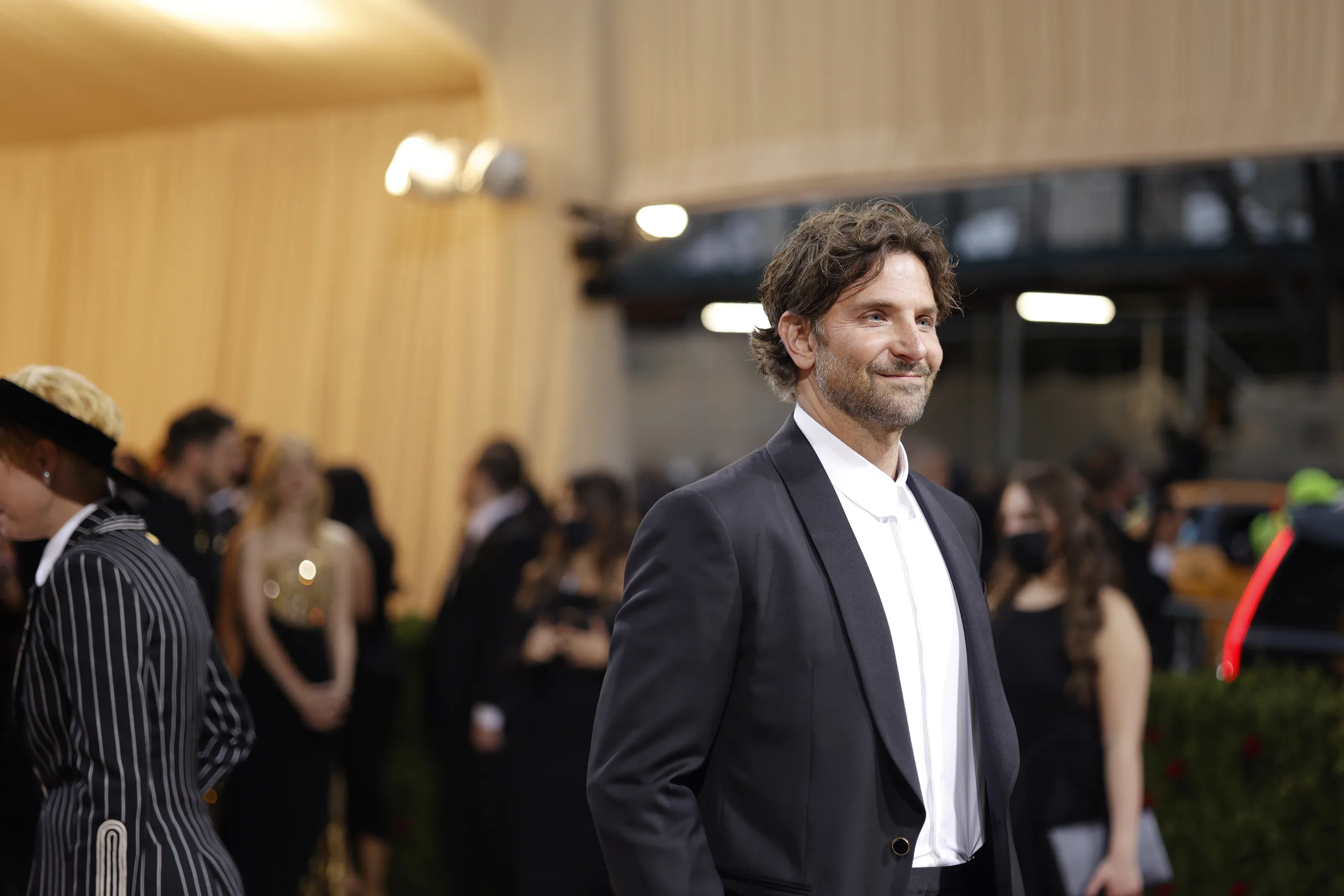 Ο Bradley Cooper δεν πήγε στο party των Χρυσών Σφαιρών και δείπνησε με τη Gigi Hadid και τη μαμά του