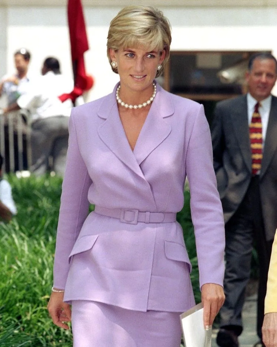 Για ένα απόλυτα preppy royal look όπως έκανε η Lady D φόρεσε μαργαριταρένια σκουλαρίκια