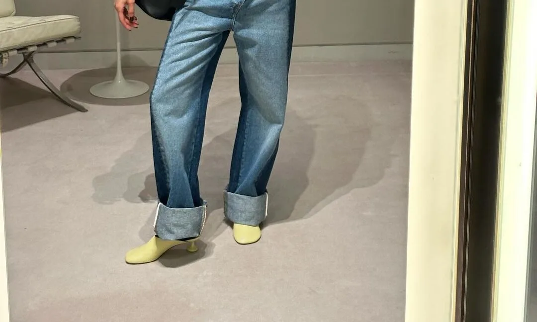 Baggy, slouchy jeans: Το 2024 είναι επίσημα η χρονιά αυτής της περίεργα, όμορφης τάσης