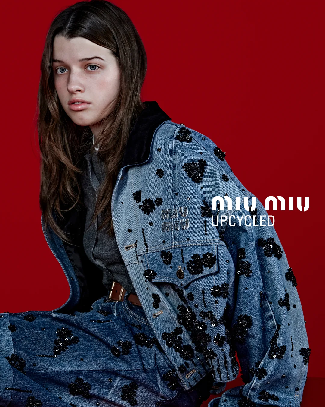 Η Miu Miu λανσάρει μια νέα συλλογή με denim και τσάντες από ανακυκλωμένα υλικά 