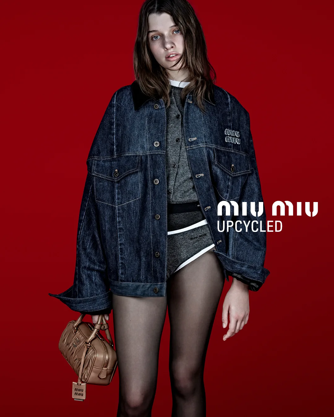 Η Miu Miu λανσάρει μια νέα συλλογή με denim και τσάντες από ανακυκλωμένα υλικά 