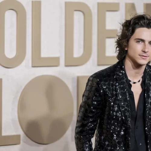 Τα τρυφερά φιλιά του Timothée Chalamet και της Kylie Jenner στην πρώτη επίσημη εμφάνισή τους