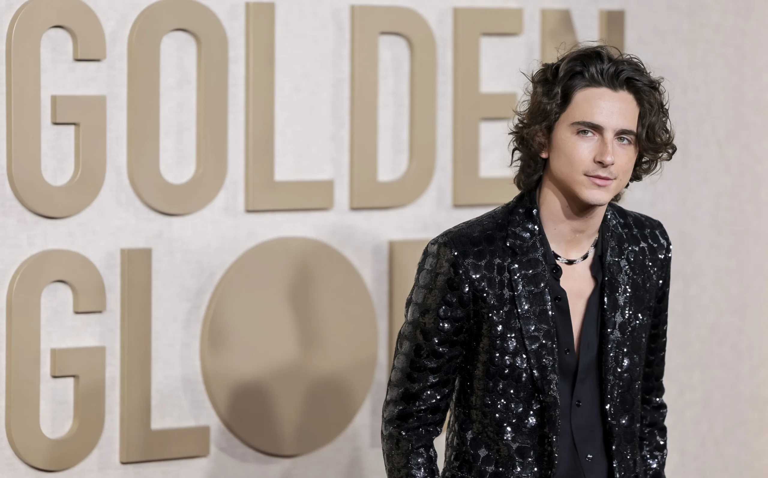 Τα τρυφερά φιλιά του Timothée Chalamet και της Kylie Jenner στην πρώτη επίσημη εμφάνισή τους