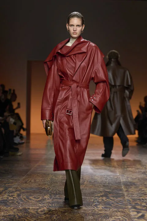 Bottega Veneta FW '24: Η ανθρώπινη πλευρά του ντυσίματος σε έναν κόσμο που φλέγεται