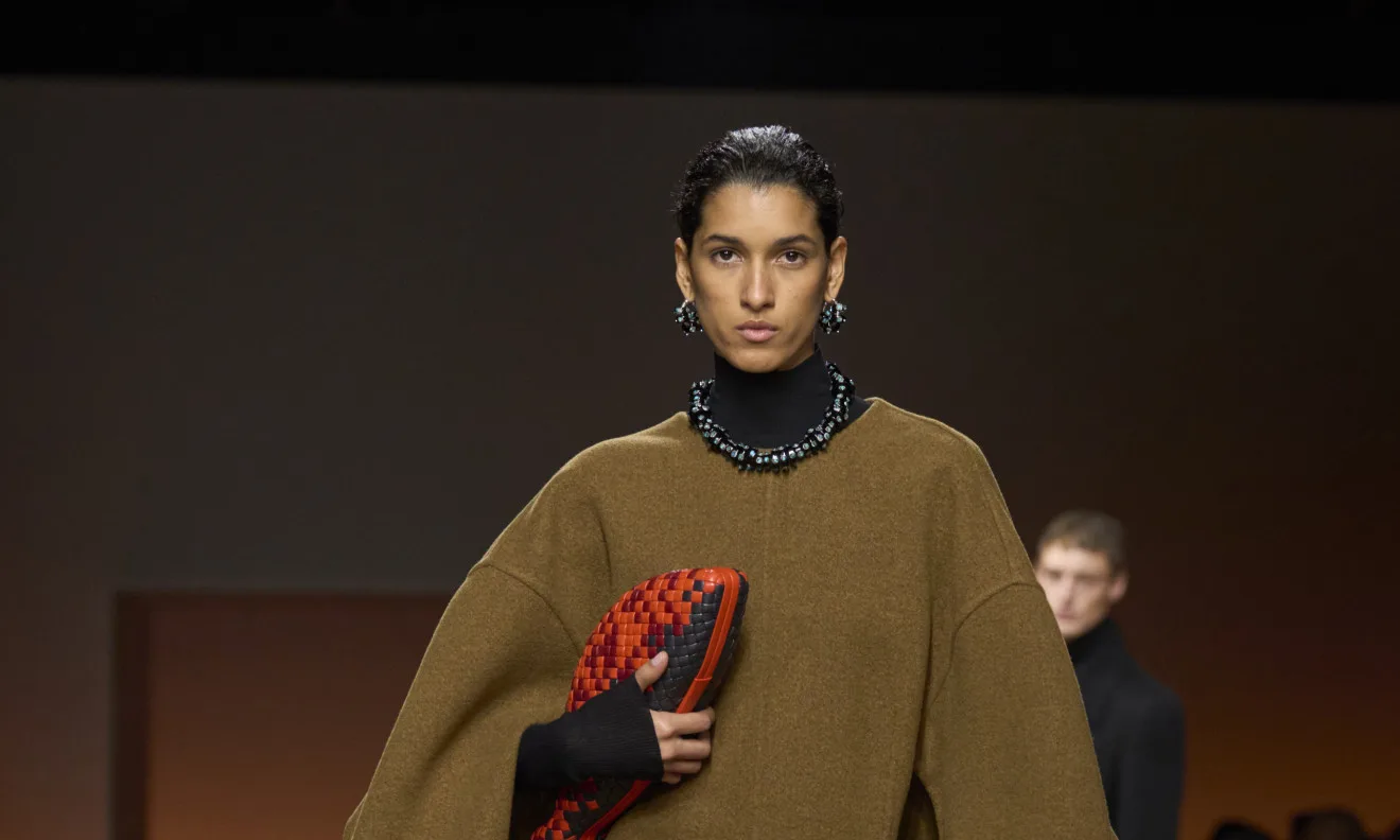 Bottega Veneta FW '24: Η ανθρώπινη πλευρά του ντυσίματος σε έναν κόσμο που φλέγεται