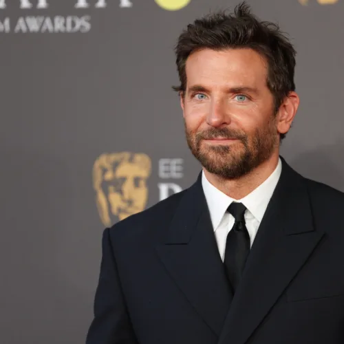 Bradley Cooper: Αποκαλύπτει πως κυκλοφορεί γυμνός στο σπίτι και πάει τουαλέτα με την κόρη του