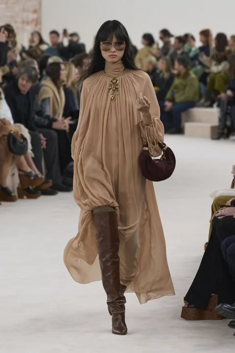 Το show FW '24 στην Chloé έφερε αιθέριες, νοσταλγικές φιγούρες με boho chic αναφορές από τα '70s 