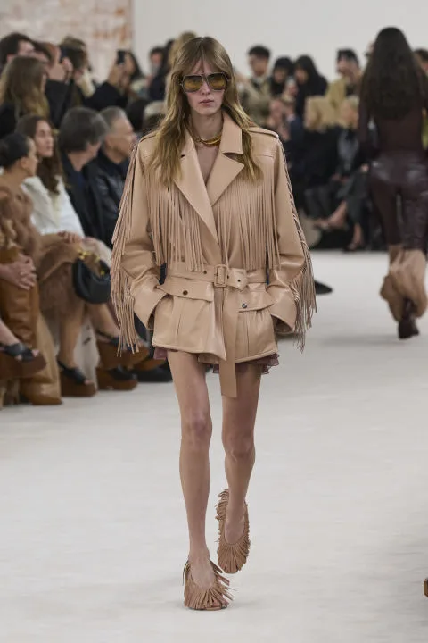 Το show FW '24 στην Chloé έφερε αιθέριες, νοσταλγικές φιγούρες με boho chic αναφορές από τα '70s 