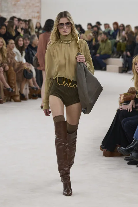 Το show FW '24 στην Chloé έφερε αιθέριες, νοσταλγικές φιγούρες με boho chic αναφορές από τα '70s 