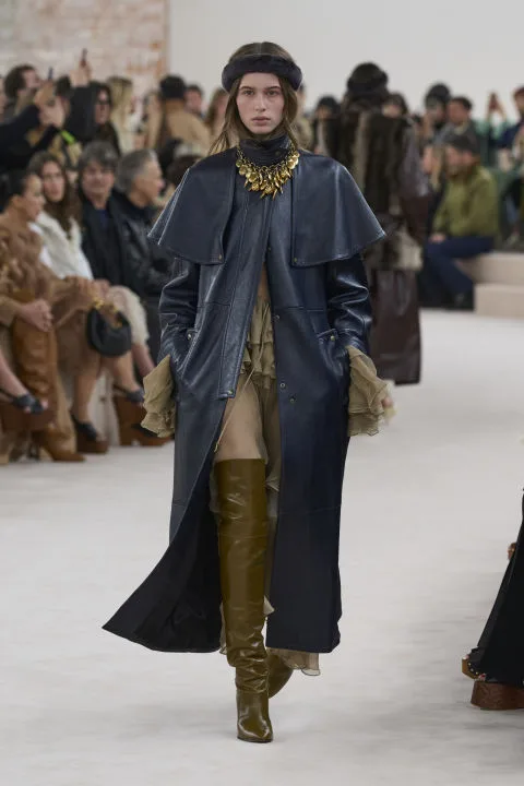 Το show FW '24 στην Chloé έφερε αιθέριες, νοσταλγικές φιγούρες με boho chic αναφορές από τα '70s 