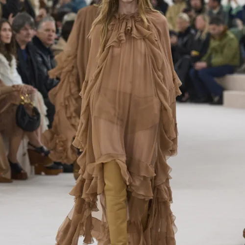 Το show FW '24 στην Chloé έφερε αιθέριες, νοσταλγικές φιγούρες με boho chic αναφορές από τα '70s 