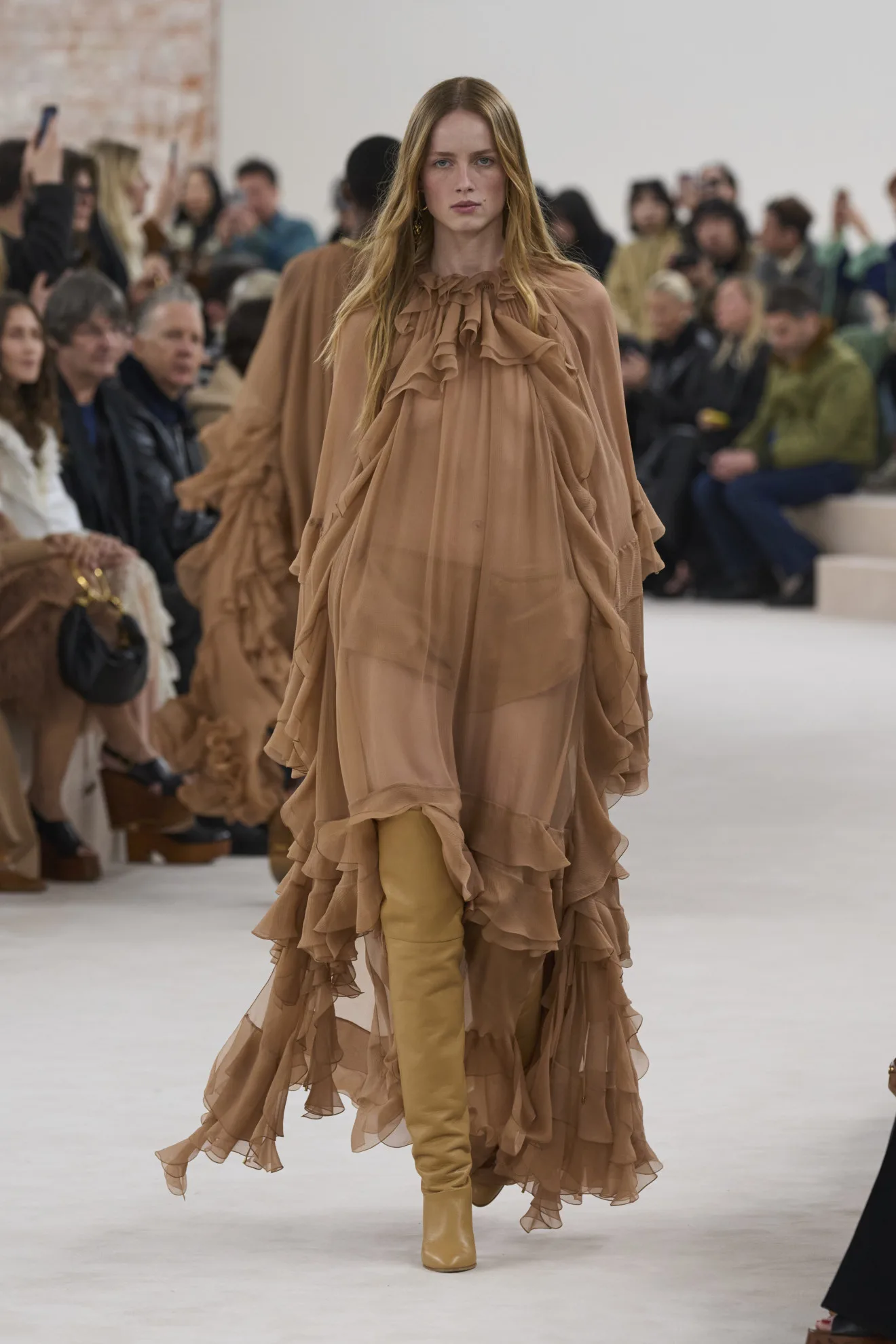 Το show FW '24 στην Chloé έφερε αιθέριες, νοσταλγικές φιγούρες με boho chic αναφορές από τα '70s 