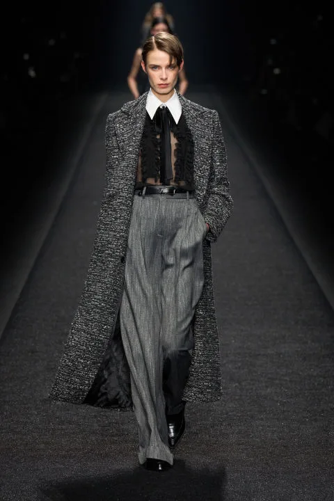 Alberta Ferretti FW '24: Tweed, σιφόν και tailored κοστούμια πλαισιώνουν τη ρεαλιστική γυναίκα