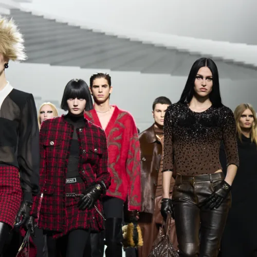 Η Punk rock διάθεση στη συλλογή FW '24 του Versace με καρό και ασφυκτικούς κορσέδες