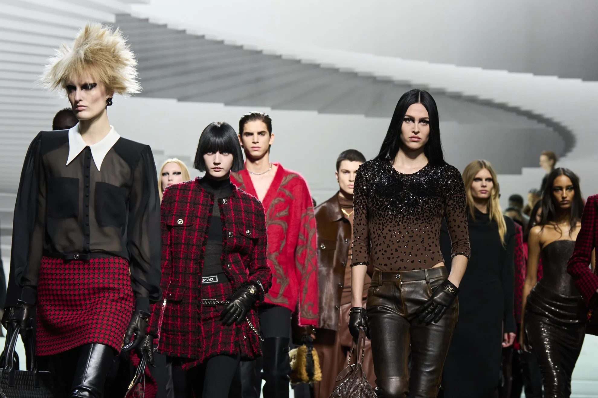 Η Punk rock διάθεση στη συλλογή FW '24 του Versace με καρό και ασφυκτικούς κορσέδες