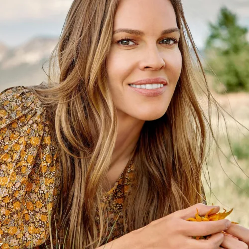 Η Hilary Swank περιγράφει τη διασκεδαστική και εξαντλητική ζωή της ως νέα μαμά με δίδυμα