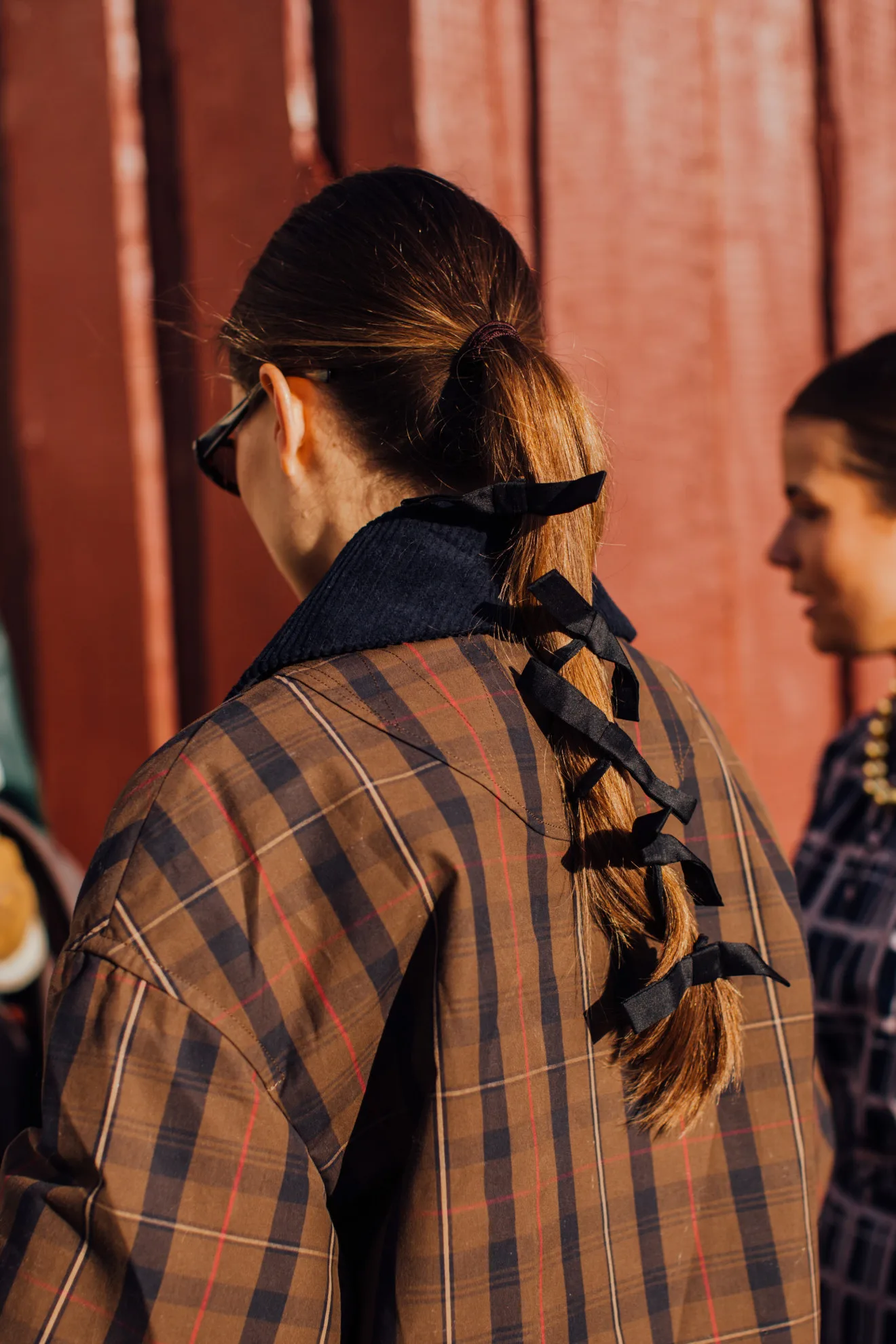 Lazy braid: Το επιμελώς ατημέλητο look που με μια κορδέλα απογειώνει τα μαλλιά σου