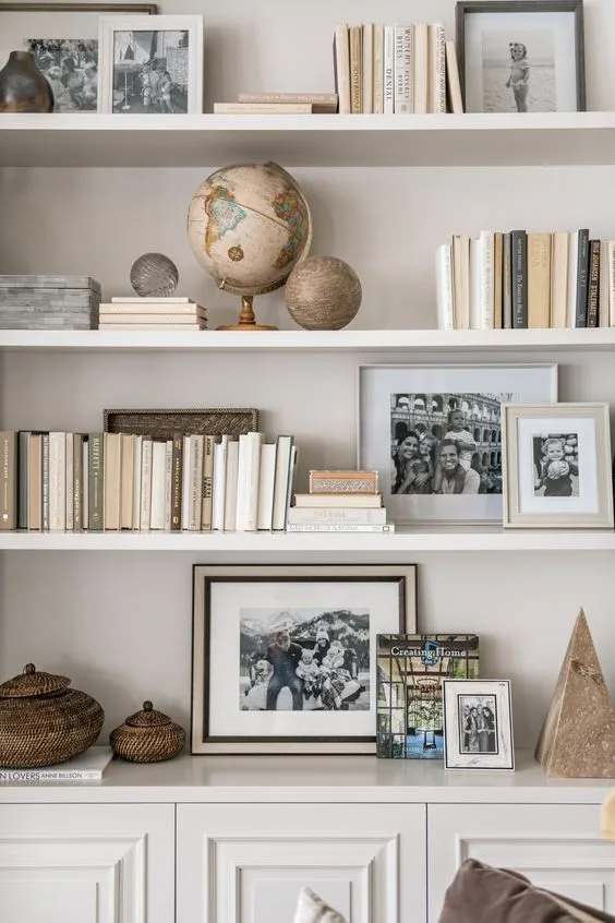 «Bookshelf Wealth»: Το decor trend που έχει κάνει αίσθηση στο TikTok