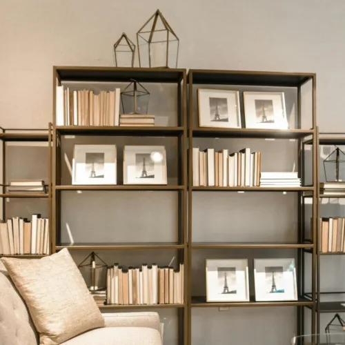 «Bookshelf Wealth»: Το decor trend που έχει κάνει αίσθηση στο TikTok