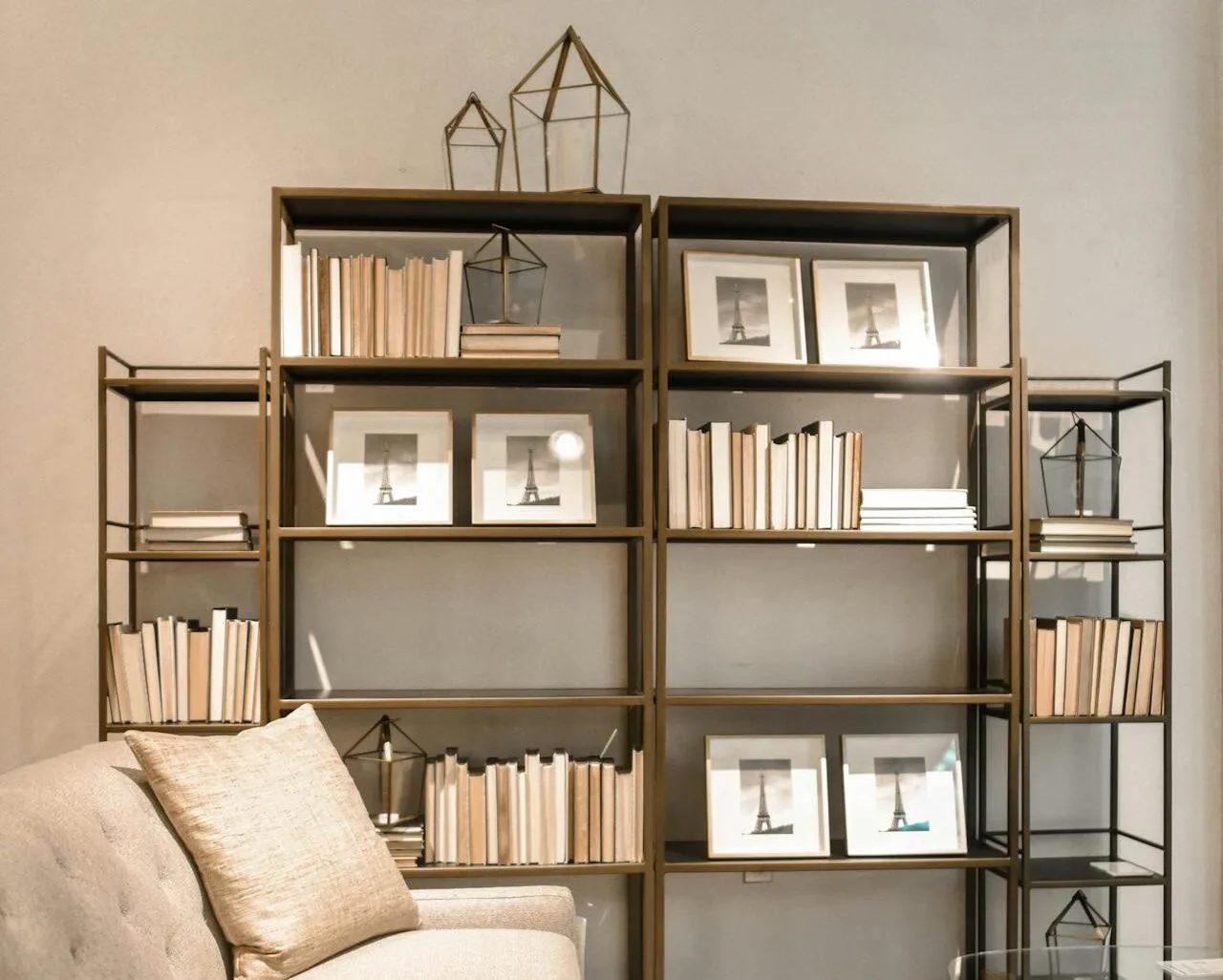 «Bookshelf Wealth»: Το decor trend που έχει κάνει αίσθηση στο TikTok