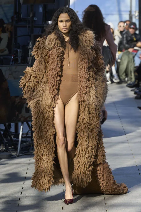 Stella McCartney FW '24: Ένα show με '70s αναφορές και με επίκεντρο τον πλανήτη μας