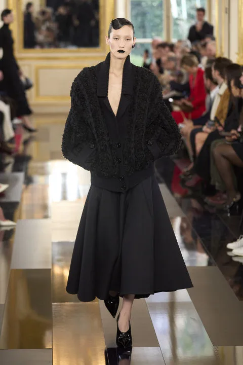 Black is the new Pink για τον Pierpaolo Piccioli και το έδειξε στη συλλογή FW '24 του Valentino