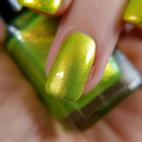 Cyber lime nail trend: Η έντονη απόχρωση στα νύχια για τολμηρές εμφανίσεις