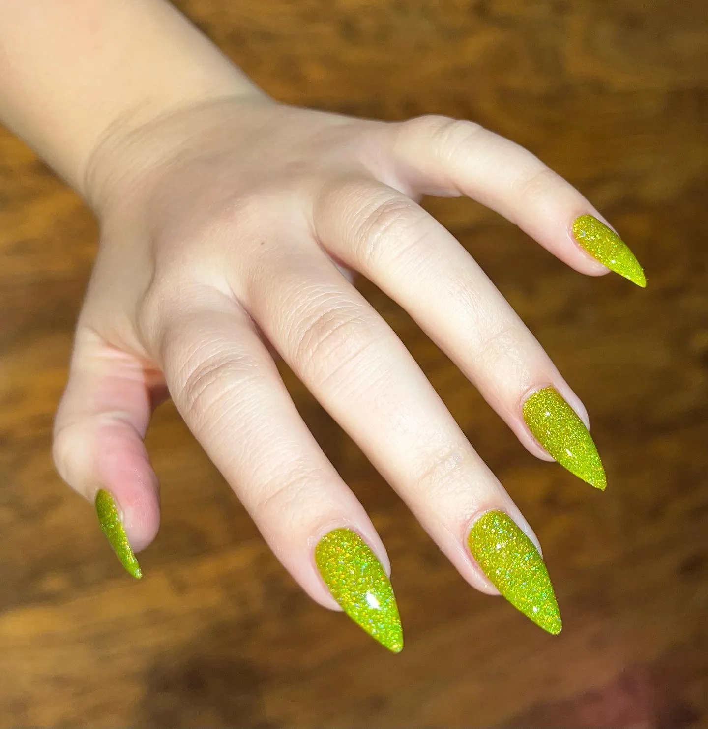 Cyber lime nail trend: Η έντονη απόχρωση στα νύχια για τολμηρές εμφανίσεις