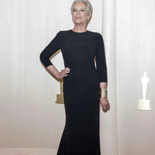 Η Jamie Lee Curtis εμφανίσθηκε στα Oscar με τη Νίκη της Σαμοθράκης στον καρπό της