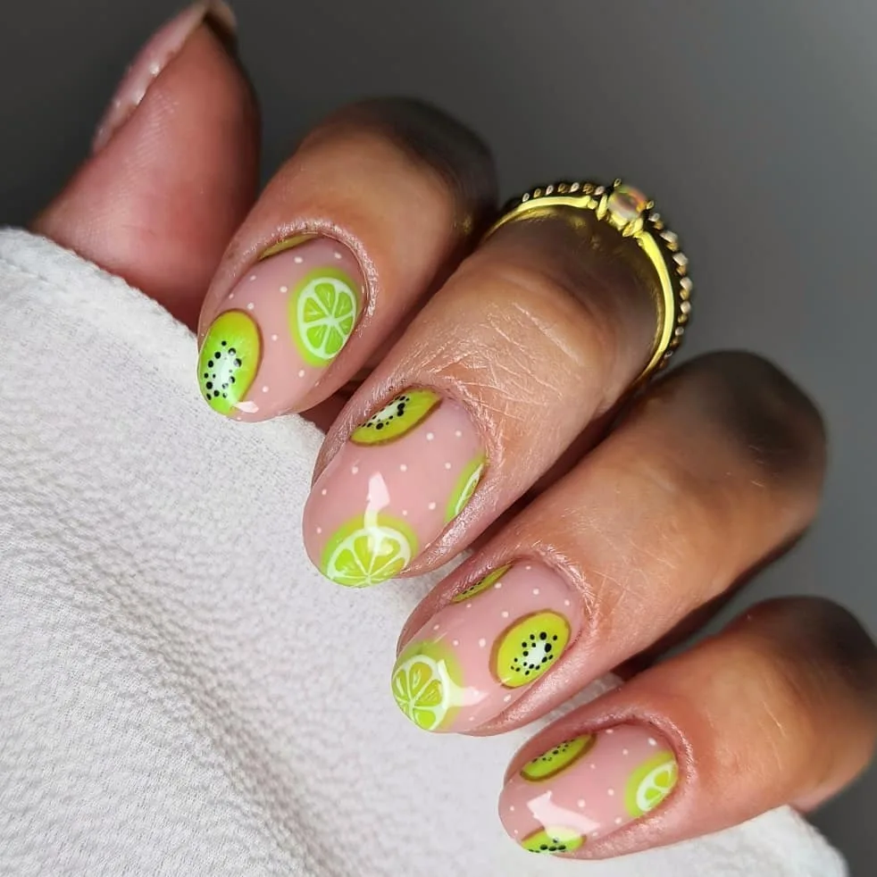 Cyber lime nail trend: Η έντονη απόχρωση στα νύχια για τολμηρές εμφανίσεις